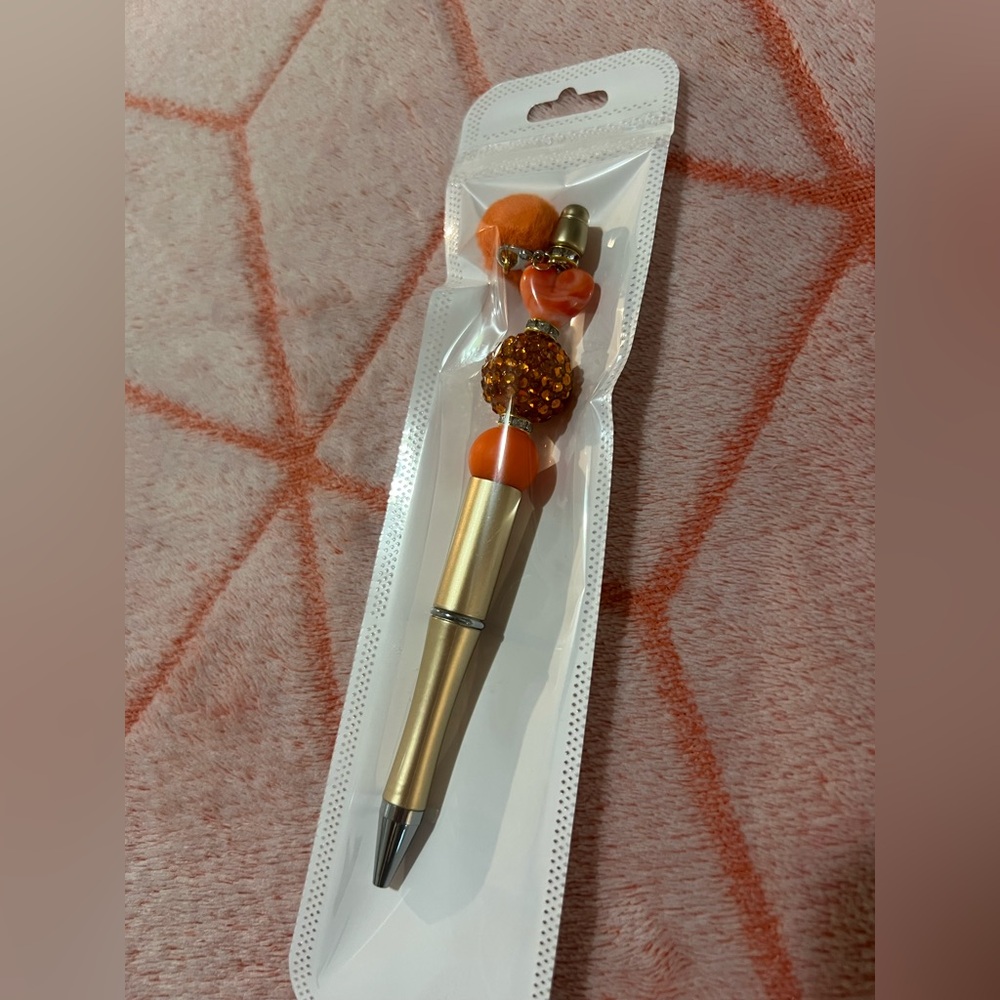 ✨New✨ Hand Beaded Heart Pen